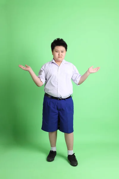 Den Asiatiska Pojken Med Student Uniform Den Gröna Bakgrunden — Stockfoto