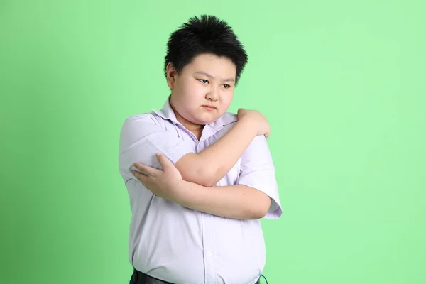 Ragazzo Asiatico Con Uniforme Studente Sullo Sfondo Verde — Foto Stock