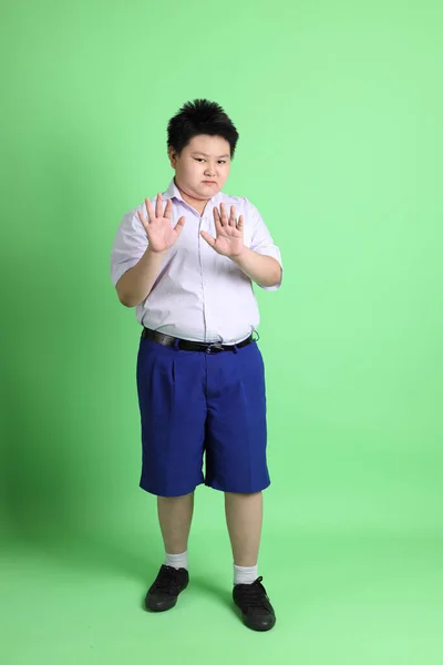 Den Asiatiska Pojken Med Student Uniform Den Gröna Bakgrunden — Stockfoto