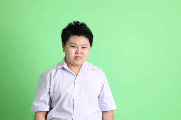 Ragazzo Asiatico Con Uniforme Studente Sullo Sfondo Verde — Foto Stock