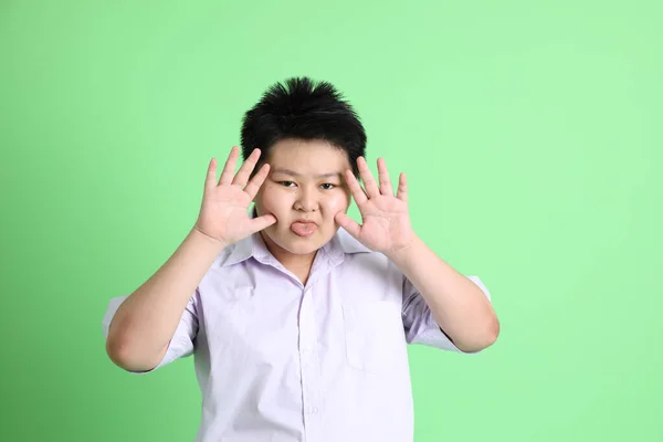 Asijský Chlapec Studentskou Uniformou Zeleném Pozadí — Stock fotografie