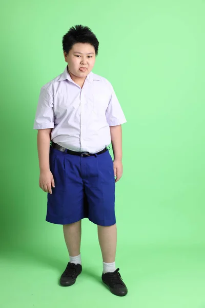 Ragazzo Asiatico Con Uniforme Studente Sullo Sfondo Verde — Foto Stock