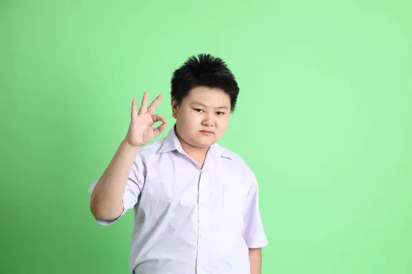 Ragazzo Asiatico Con Uniforme Studente Sullo Sfondo Verde — Foto Stock