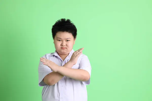 Ragazzo Asiatico Con Uniforme Studente Sullo Sfondo Verde — Foto Stock