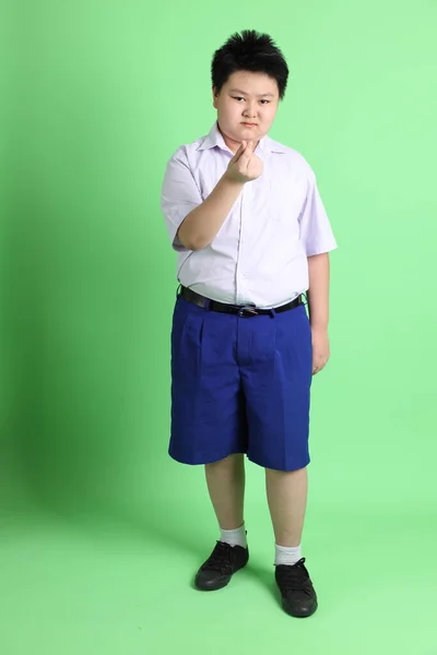 Der Asiatische Junge Mit Studentenuniform Auf Grünem Hintergrund — Stockfoto