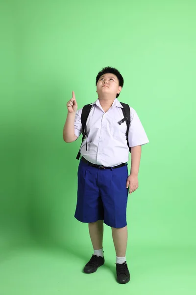 Yeşil Arka Planda Öğrenci Üniformalı Asyalı Çocuk — Stok fotoğraf