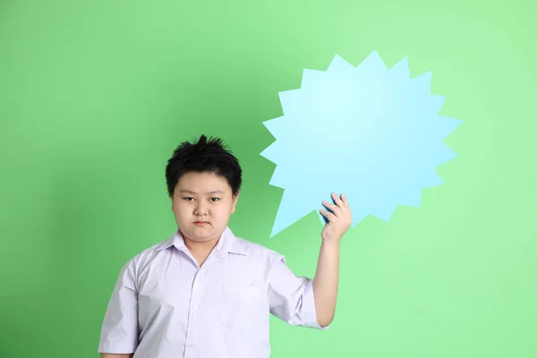 Ázsiai Fiú Diákegyenruhában Zöld Háttéren — Stock Fotó
