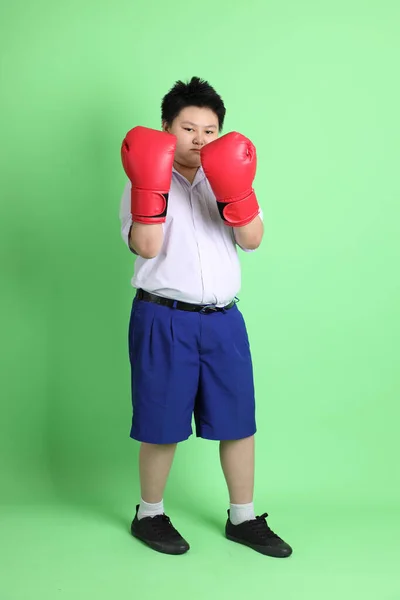 Den Asiatiska Pojken Med Student Uniform Den Gröna Bakgrunden — Stockfoto