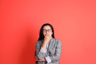 Turuncu arka planda duran Asyalı kıdemli iş kadını..