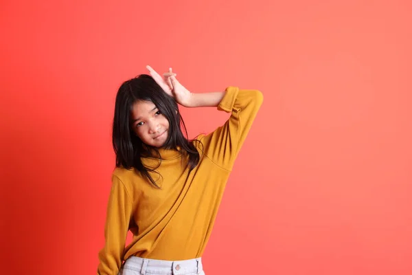 Joven Asiática Con Camisa Amarilla Fondo Naranja —  Fotos de Stock