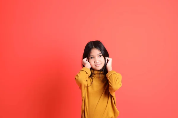 Das Junge Asiatische Mädchen Mit Dem Gelben Hemd Auf Dem — Stockfoto