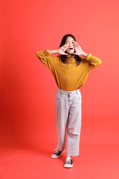 주황색 배경에 셔츠를 아시아 — 스톡 사진