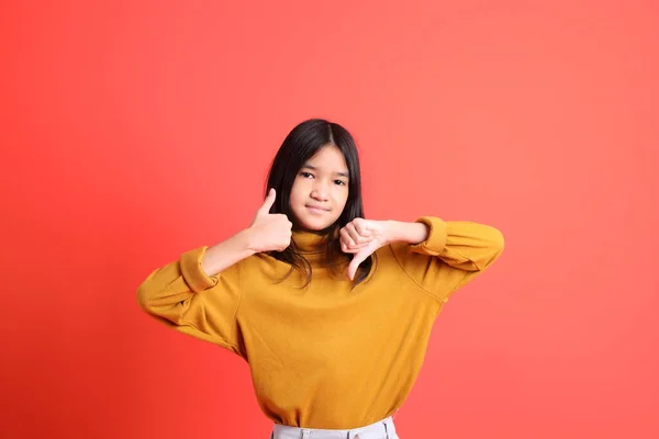 Молода Азійка Жовтою Сорочкою Оранжевому Фоні — стокове фото