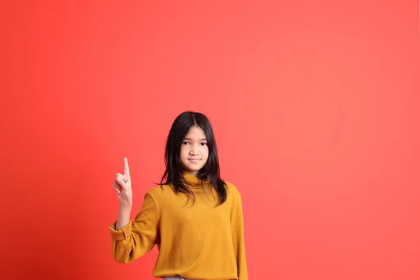 Joven Asiática Con Camisa Amarilla Fondo Naranja —  Fotos de Stock