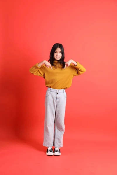 Молода Азійка Жовтою Сорочкою Оранжевому Фоні — стокове фото