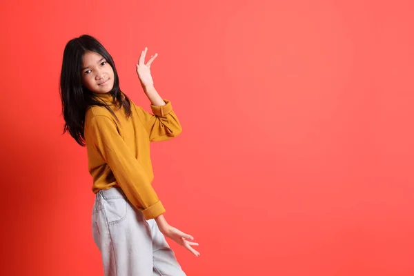 Młoda Azjatka Żółtej Koszuli Pomarańczowym Tle — Zdjęcie stockowe