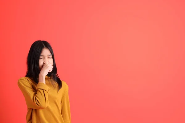 Turuncu Arka Planda Sarı Gömlekli Genç Asyalı Kız — Stok fotoğraf