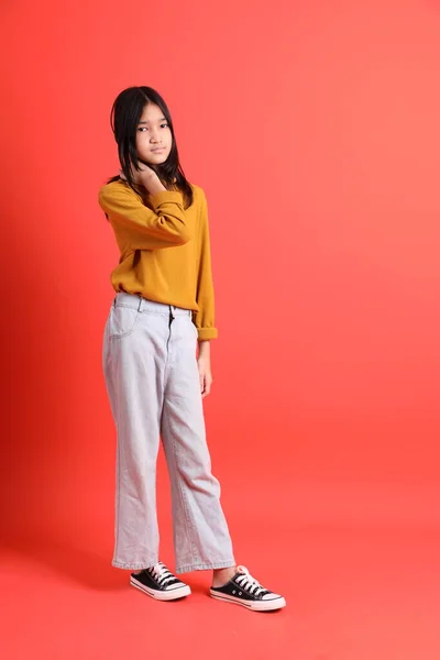 Jovem Menina Asiática Com Camisa Amarela Fundo Laranja — Fotografia de Stock