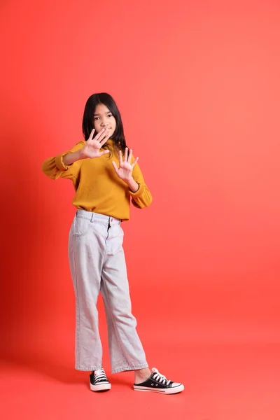Het Jonge Aziatische Meisje Met Geel Shirt Oranje Achtergrond — Stockfoto
