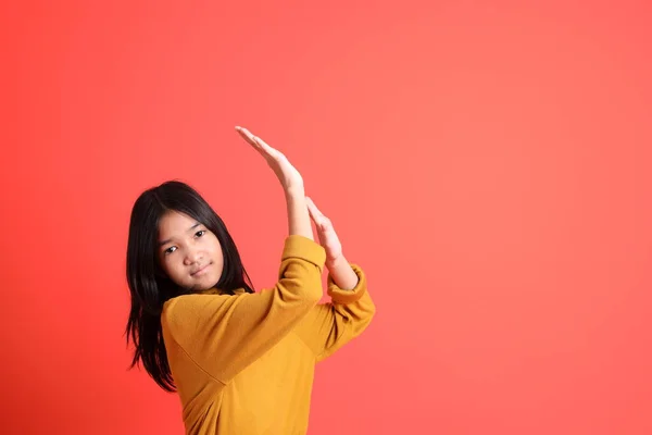 Jovem Menina Asiática Com Camisa Amarela Fundo Laranja — Fotografia de Stock