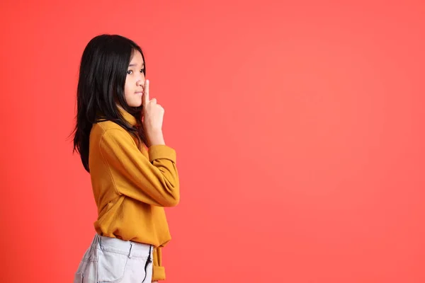 Het Jonge Aziatische Meisje Met Geel Shirt Oranje Achtergrond — Stockfoto