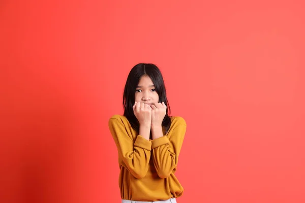 Joven Asiática Con Camisa Amarilla Fondo Naranja — Foto de Stock