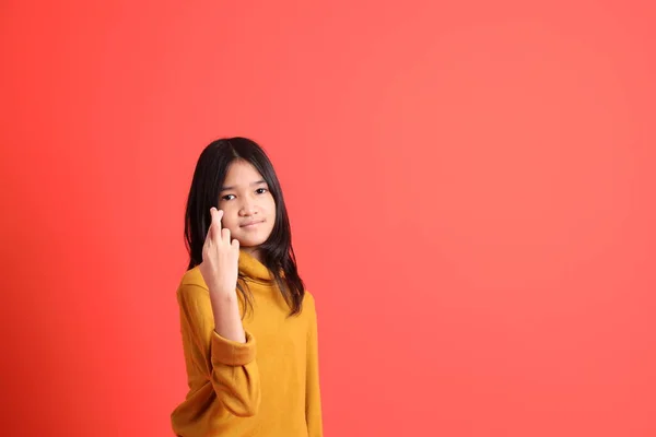 Jovem Menina Asiática Com Camisa Amarela Fundo Laranja — Fotografia de Stock