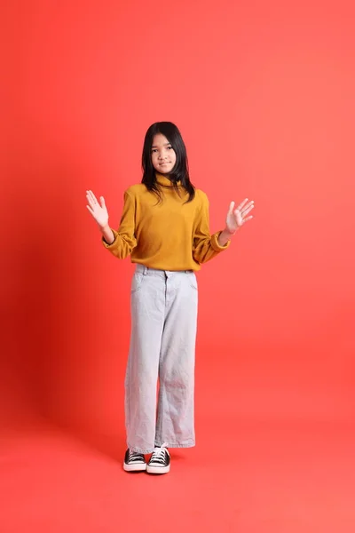 주황색 배경에 셔츠를 아시아 — 스톡 사진