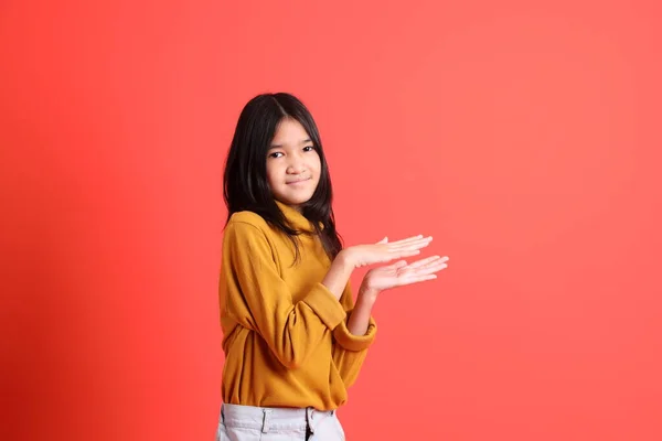 Jovem Menina Asiática Com Camisa Amarela Fundo Laranja — Fotografia de Stock