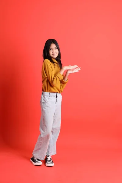 Das Junge Asiatische Mädchen Mit Dem Gelben Hemd Auf Dem — Stockfoto