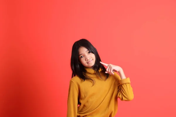 Joven Asiática Con Camisa Amarilla Fondo Naranja — Foto de Stock