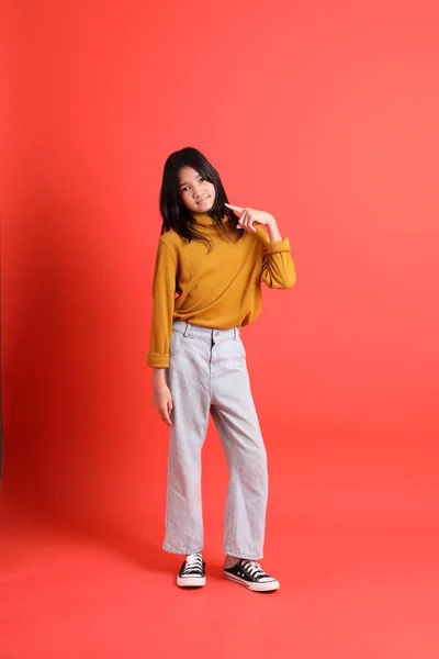 Het Jonge Aziatische Meisje Met Geel Shirt Oranje Achtergrond — Stockfoto