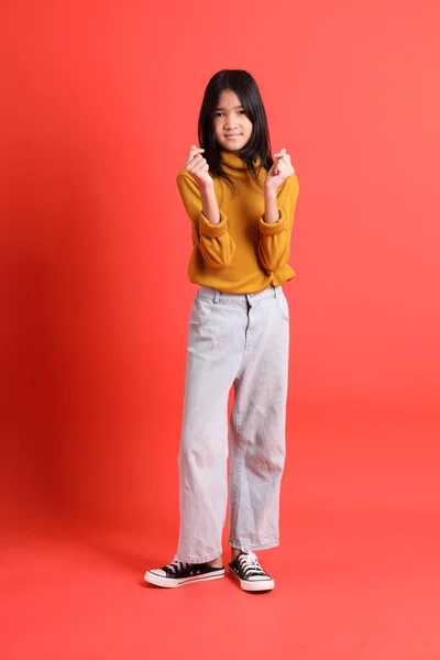 Fiatal Ázsiai Lány Sárga Ingben Narancssárga Háttér — Stock Fotó