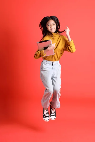 Jeune Fille Asiatique Avec Chemise Jaune Sur Fond Orange — Photo