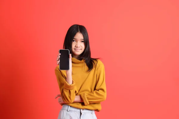 Jovem Menina Asiática Com Camisa Amarela Fundo Laranja — Fotografia de Stock