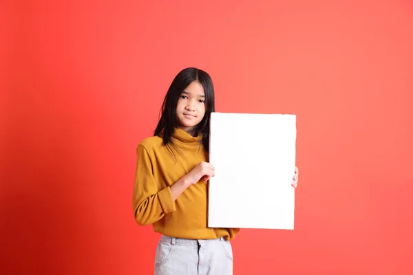 Mladá Asijská Dívka Žlutou Košilí Oranžovém Pozadí — Stock fotografie