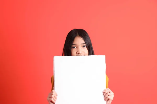 Mladá Asijská Dívka Žlutou Košilí Oranžovém Pozadí — Stock fotografie