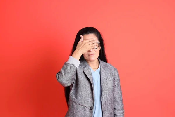 Mujer Negocios Senior Asiática Pie Sobre Fondo Naranja —  Fotos de Stock