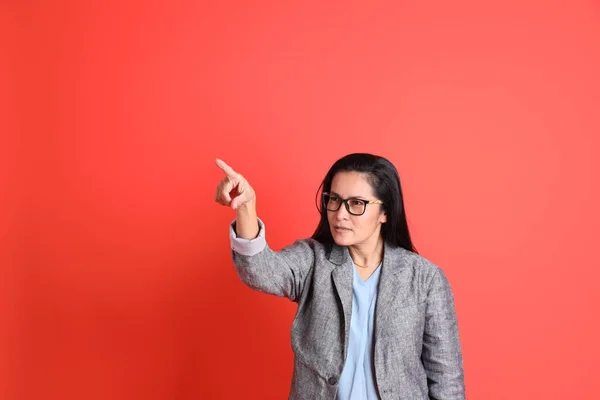 Donna Affari Anziana Asiatica Piedi Sullo Sfondo Arancione — Foto Stock