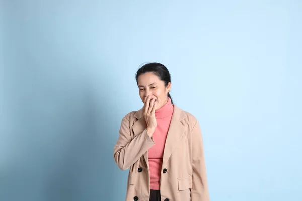 Mulher Asiática Sênior Com Blazer Marrom Camisa Rosa Fundo Azul — Fotografia de Stock