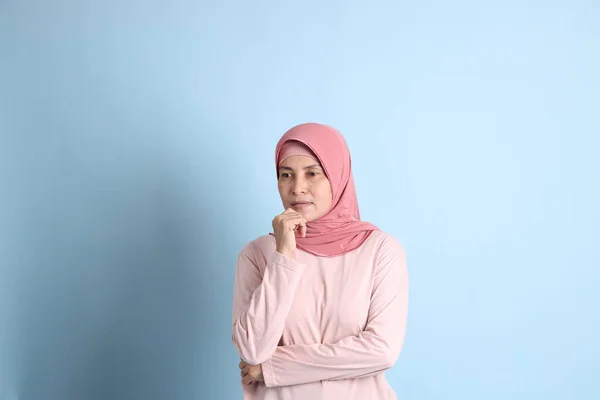 Senior Zuidoost Aziatische Vrouw Met Hijab Staan Blauwe Achtergrond — Stockfoto