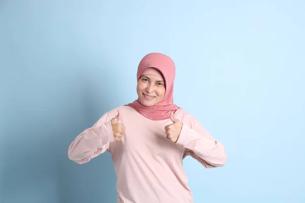 Mulher Sênior Sudeste Asiático Com Hijab Fundo Azul — Fotografia de Stock