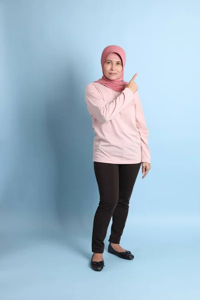 Mulher Sênior Sudeste Asiático Com Hijab Fundo Azul — Fotografia de Stock