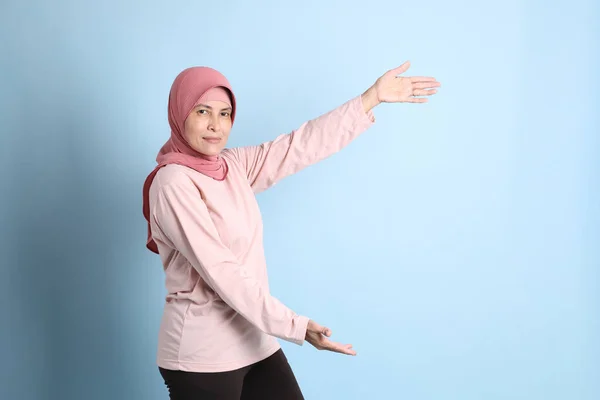 Mulher Sênior Sudeste Asiático Com Hijab Fundo Azul — Fotografia de Stock