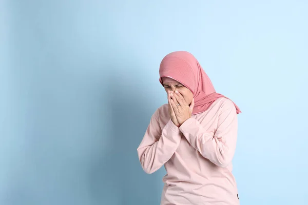 Den Seniora Sydostasiatiska Kvinnan Med Hijab Stående Den Blå Bakgrunden — Stockfoto