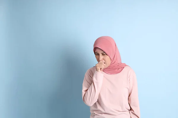 Die Ältere Südostasiatische Frau Mit Hijab Steht Auf Blauem Hintergrund — Stockfoto
