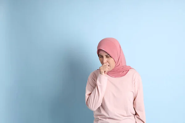 Senior Zuidoost Aziatische Vrouw Met Hijab Staan Blauwe Achtergrond — Stockfoto