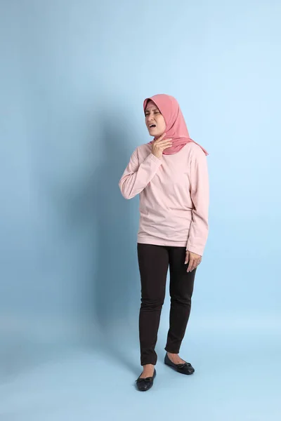 Den Seniora Sydostasiatiska Kvinnan Med Hijab Stående Den Blå Bakgrunden — Stockfoto