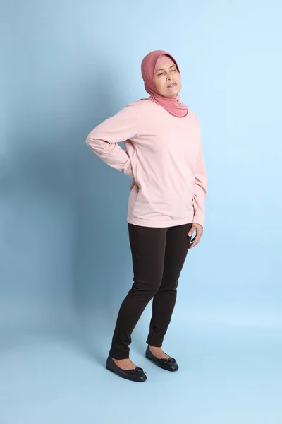 Senior Southeast Asian Woman Hijab Standing Blue Background — Stock Photo, Image