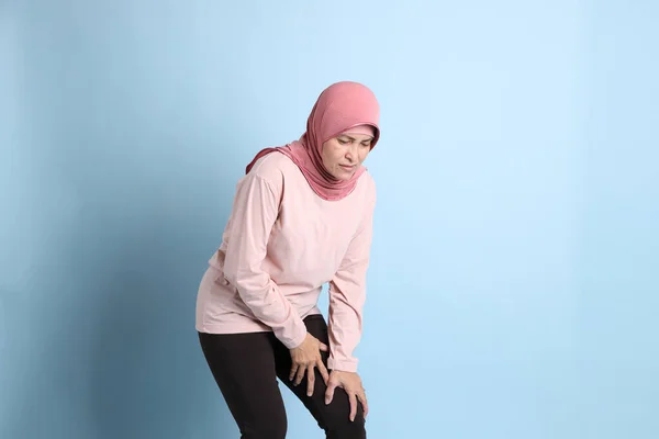 Den Seniora Sydostasiatiska Kvinnan Med Hijab Stående Den Blå Bakgrunden — Stockfoto